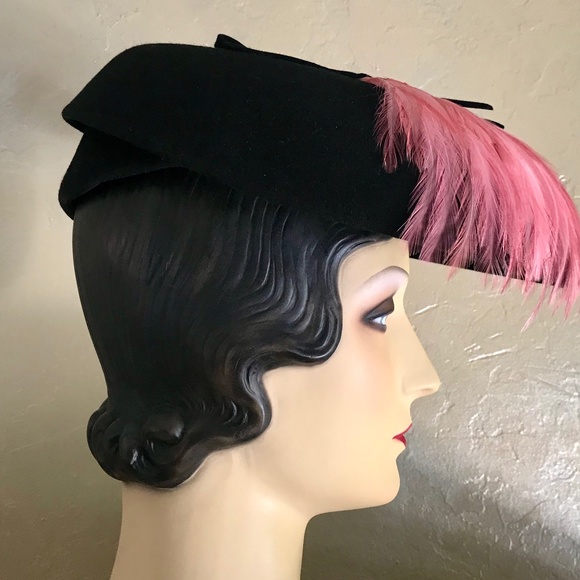 DRAMATIC 1940s BLACK FELT HAT WITH TWO PINK FEATHER SPRAYS AND SMALL BOWS main image 8